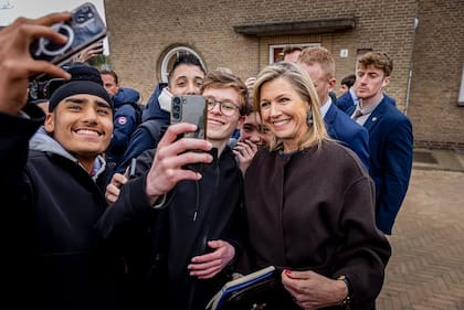 La reina se sacó sefies con los estudiantes (Foto: Instagram @patrickvkatwijk)
