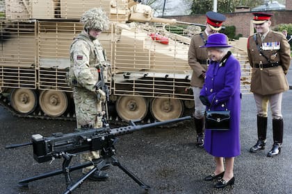 La reina “se unió a las armas” en Balmoral, lo que significa que participó en la caza de aves en la finca