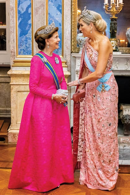 La reina Silvia optó por la tiara Braganza, elaborada con diamantes
brasileños engarzados en oro y plata. La usó para su primer retrato oficial en 1976, poco después de casarse con el Rey.