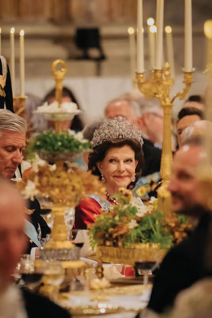 La reina Silvia sentada en la mesa principal