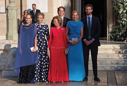 La reina Sofía de España, que optó por un traje de Alejandro de Miguel –lo complementó con un broche-lazo de platino con diamantes–, posó acompañada de sus hijas, las infantas Elena (con vestido a lunares y gargantilla de perlas y diamantes) y Cristina (con traje helénico y pendientes de rubíes y diamantes), y sus nietos Irene (con vestido de terciopelo azul noche que estrenó su madre hace 14 años), Miguel y Juan Urdangarin.