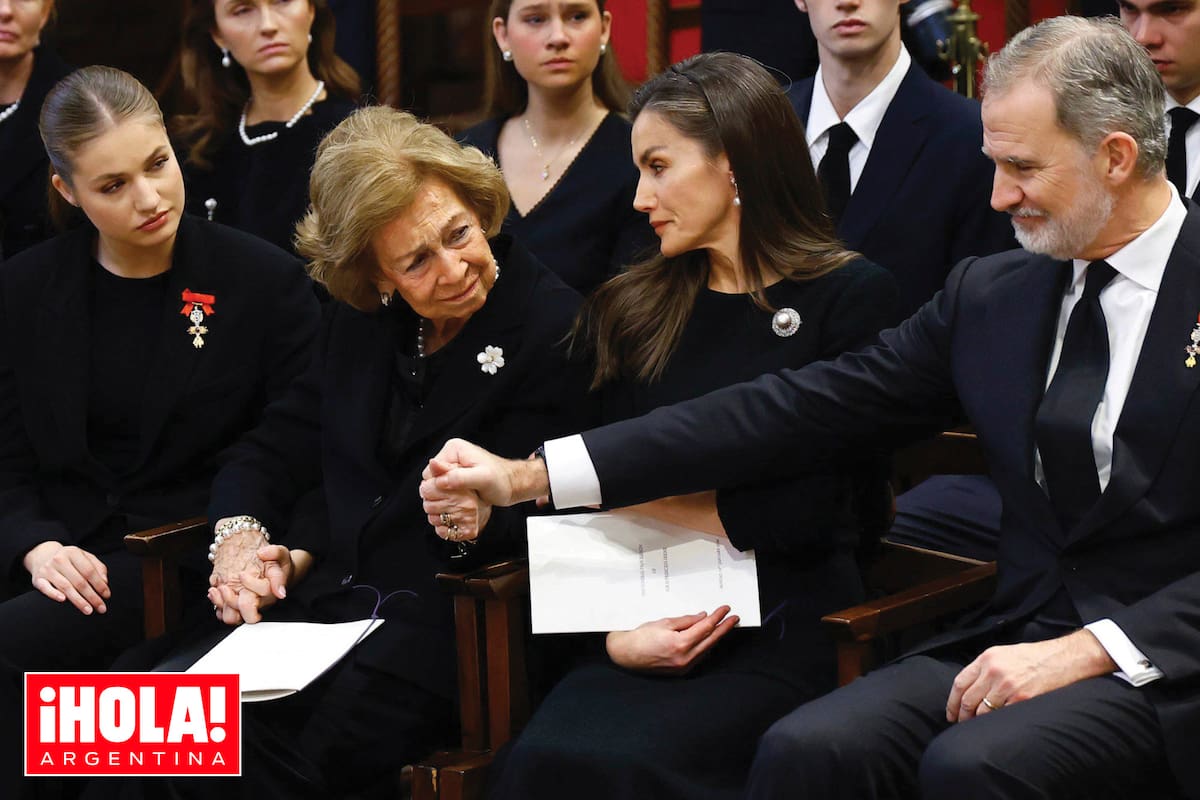El dolor de la reina Sofía: Despidió a su hermana Irene contenida por el amor de sus hijos y nietos