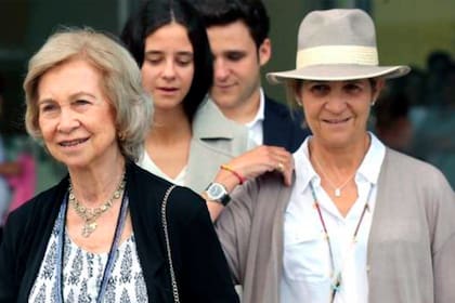 La reina Sofía, su hija, la infanta Elena, y sus nietos Victoria Federica y Froilán