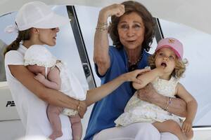 Reina Sofía.Vuelve a la actividad pública después de la fuga del rey Juan Carlos