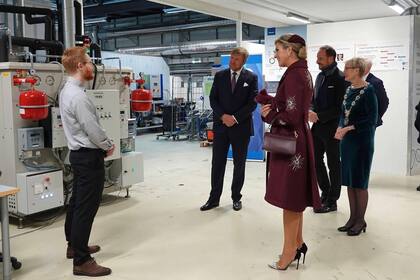 La reina usó el abrigo el 11 de noviembre de 2021 durante una visita de estado a Noruega junto al rey Guillermo Alejandro (Foto: Instagram @koninklijkhuis)