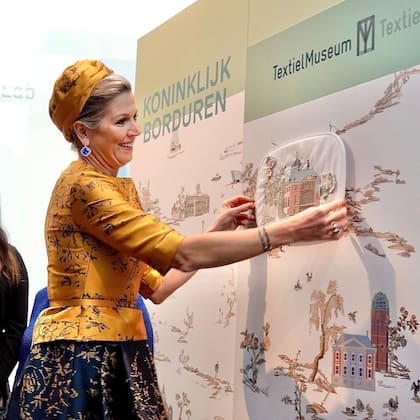 La reina usó el outfit el 30 de abril de 2022 para inaugurar una exposición en el Textiel Museum de Tilburg (Foto: Instagram @koninklijkhuis)