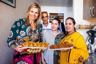 La Reina visitó a la enfermera Loubna Laqiuod que hace cinco años empezó a hacer galletas y dulces marroquíes como un negocio paralelo a su profesión gracias a los microseguros y los préstamos.