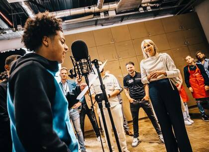 La reina visitó una blusa color blanco hueso y unos pantalones tiro alto en color azul (Foto: Instagram @koninklijkhuis)