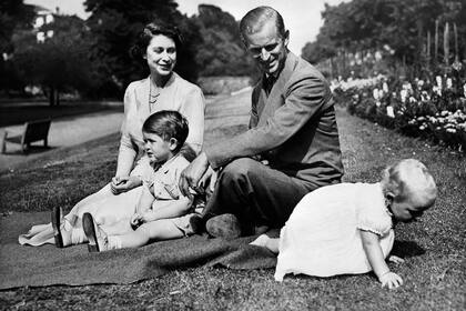 La reina y el príncipe Felipe, junto a Carlos y su hermana Ana