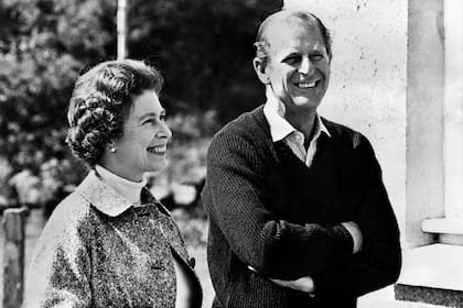 La reina y el príncipe posan en el castillo de Balmoral (31 de octubre de 1972).