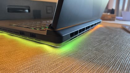La rejilla de ventilación trasera y la tira de luz LED que ilumina el escritorio con la Asus ROG Strix Scar 18