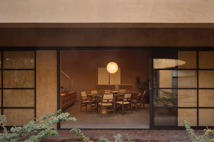 La relación con el entorno es constante: la luz, el aire y la vegetación atraviesan la arquitectura, haciendo del paisaje parte esencial del habitar. Cuadro de la artista mexicana Fernanda Mereles.