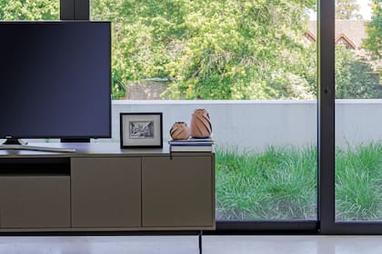 La relación con el jardín se mantiene en la planta alta a través de techos verdes transitables.