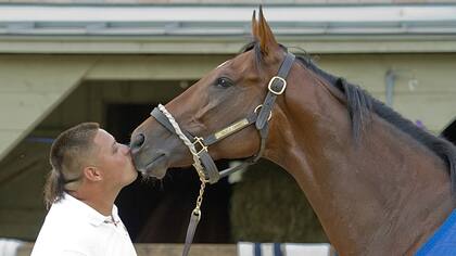 La relación cuidador-caballo, en una recordada imagen: la de Francisco Ugarte con Wicked Strong