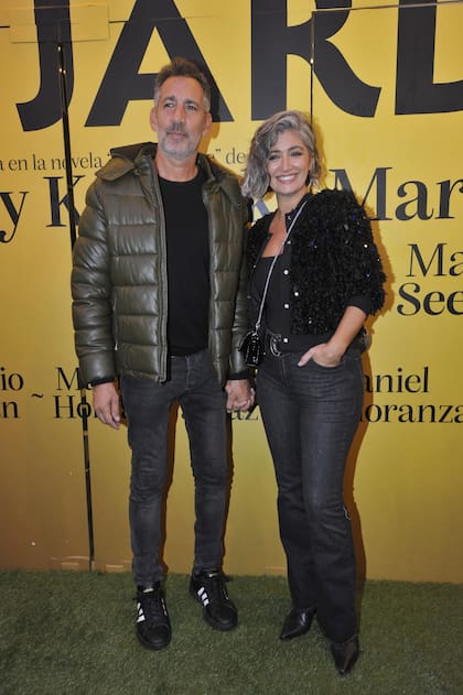 La relación entre Carla Conte y el empresario teatral, Ezequiel Corbo, ya cumplió un año. La pareja se dejó ver muy enamorada en la previa a la función