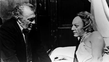 La relación entre Fellini y Donald Sutherland fue tensa desde el comienzo, ya que el director prefería a Mastroianni en el papel y debió ceder a las exigencias de la distribuidora internacional.