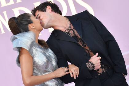 La relación entre los actores crece a paso firme. En enero de este año, cuando ella estuvo hospitalizada como consecuencia de un shock séptico que la dejó al borde de la muerte, le agradeció por haberla apoyado. “Calmaste mis miedos y me acompañaste en ambulancias, tres hospitales extranjeros, una semana en la UCI, salas de emergencia aterradoras, innumerables pruebas e inyecciones, un dolor insoportable y tanta confusión, todo mientras estábamos solos en el otro lado del mundo y lejos de aquellos que conocemos. Te amo, Paul”, escribió en sus redes