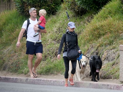 La relación entre Renee Zellweger y Ant Anstead marcha sobre ruedas en la foto se ve a la actriz paseando con sus perros junto al presentador y a su hijo, Hudson