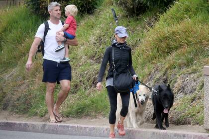 La relación entre Renee Zellweger y Ant Anstead marcha sobre ruedas y avanza rápido; a la doble ganadora del Oscar se la vio paseando con sus perros junto al presentador y a su hijo, Hudson