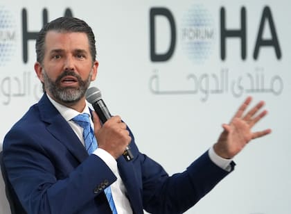 La relación entre Trump Jr. y Anderson siguió una trayectoria intensa y pública en poco más de un año. La pareja comenzó a salir alrededor de junio de 2024