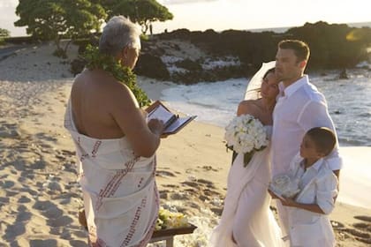 La relación más duradera de Megan Fox fue Brian Austin Green, actor de Beverly Hills, 90210. Se conocieron en 2004 en el set de Hope & Faith, y su romance fue intenso desde el principio, con varias idas y venidas. Se comprometieron en 2006 pero decidieron anularlo tres años después. Sin embargo, en 2010, el amor resurgió y se casaron en una ceremonia privada en Hawái.
Su relación fue "inestable", con varias rupturas y reconciliaciones. Tuvieron tres hijos: Noah, Bodhi y Journey. En 2015, Megan Fox le solicitó el divorcio. Se reconciliaron en 2019 y rompieron definitivamente en 2020.