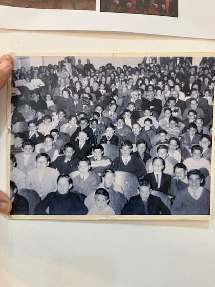 La reliquia familiar que Osvaldo Laport atesora en su camarín del Teatro Ópera (y comparte amablemente con LA NACION) y que lo acompaña en cada uno de sus trabajos