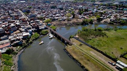 La relocalización de los habitantes de la cuenca y el control de las industrias son dos deudas pendientes
