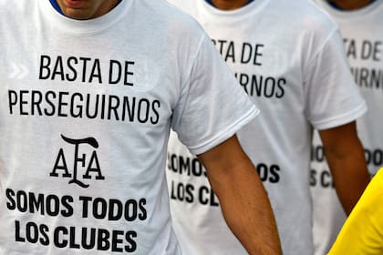 La remera con la que salieron San Lorenzo e Instituto de Córdoba a jugar su partido en el Nuevo Gasómetro