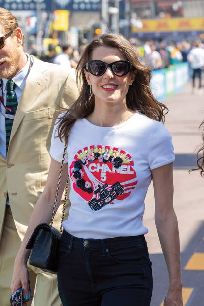 La remera de Chanel que llevó Charlotte el sábado homenajea a la F1 y cuesta 4600 euros. 