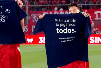 La remera que exhibieron los jugadores del Rojo tenía la inscripción "Este partido lo jugamos todos", junto con los hashtag hablemos de autismo y con los chicos no