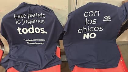 La remera que usaron los jugadores en la previa del partido Independiente-Atlético Tucumán