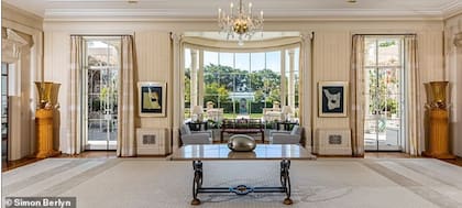 La remodelación de Casa Encantada tomó tres años en concretarse, y requirió de cientos de trabajadores (Daily Mail/Simon Berlyn)