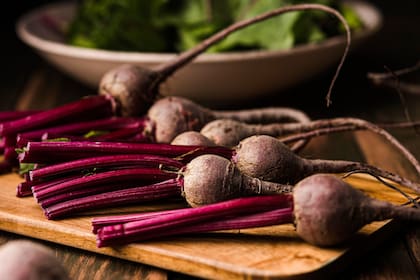 La remolacha es una buena fuente de vitaminas y minerales esenciales, como las vitaminas C y B6, el ácido fólico, el magnesio, el hierro y el potasio