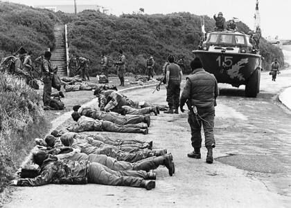 La rendición de los soldados británicos que custodiaban la casa del gobernador de Malvinas, el 2 de abril de 1982; otra foto histórica de Rafael Wollmann