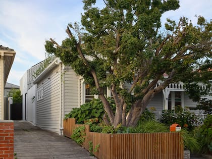 La renovación comienza redireccionando el acceso al centro de la casa, sobre el pasillo lateral.