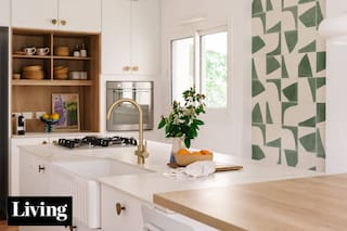 Hicieron la cocina a nuevo y resolvieron la falta de espacio con una isla central que contiene casi todo