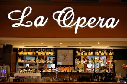 La renovada barra que domina el salón de La Ópera