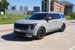 Cómo anda y qué ofrece la renovada Kia Carnival