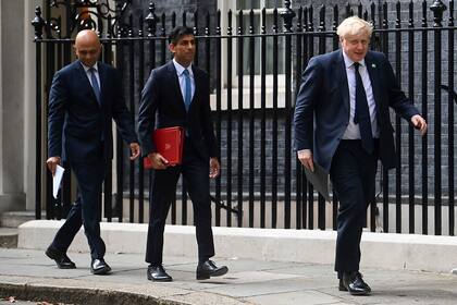Rishi Sunak, y el entonces primer ministro, Boris Johnson, llegan al número 9 de Downing Street para una reunión informativa con los medios de comunicación el 7 de mayo de 2021. 