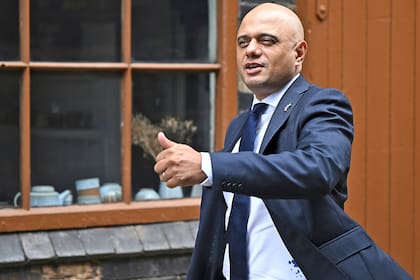 El ministro de Salud de Gran Bretaña, Sajid Javid, llega a una reunión de gabinete en una alfarería en Stoke-on-Trent, Inglaterra, el jueves 12 de mayo de 2022