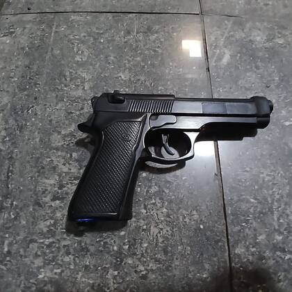 La réplica de arma de fuego secuestrada durante el procedimiento policial en Av. Colón al 1800