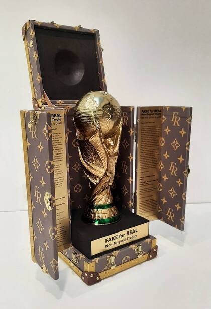 La réplica de la copa del Mundial, presentada por Emiliano Miliyo en el stand de AMIA, se vendió por 9000 dólares