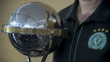La replica de la Copa Sudamericana que le regaló, a Chapecoense, Independiente de Santa Fe, el último campeón