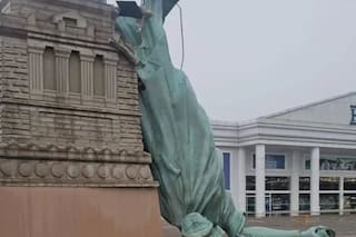 El video del momento en que una réplica de la Estatua de la Libertad se desplomó en Brasil