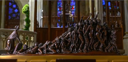 La réplica de la Virgen de Guadalupe se encuentra al lado de la pieza escultórica Dejad libres a los oprimidos de (Catedral de San Patricio/Timothy P. Schmalz)