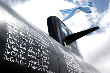 La réplica tiene inscriptos los nombres de los 44 tripulantes del ARA San Juan