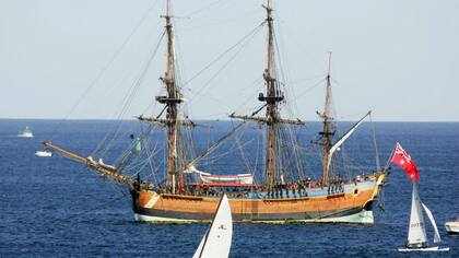 La réplica del Endeavour navega en festivales navales todos los años