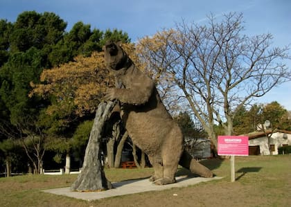 La réplica del Megaterio en Plaza Carrasco