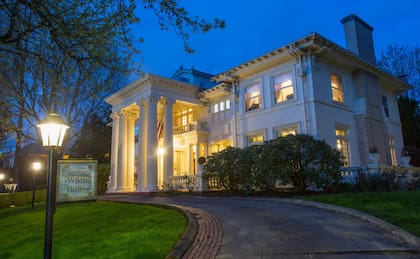 La réplica está en la ciudad de Portland, en el Estado de Oregon y se construyó en 1911 por orden del magnate de la madera Robert F. Lytle