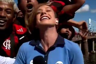 Una periodista fue agredida por hinchas de Flamengo durante una cobertura por la final de la Copa Libertadores